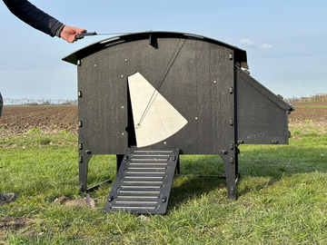 Kunststof Nestera Kippenhok -Lodge Large Op Pootjes schuif