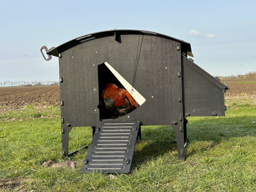 Kunststof Nestera Kippenhok -Lodge Large Op Pootjes voorkant
