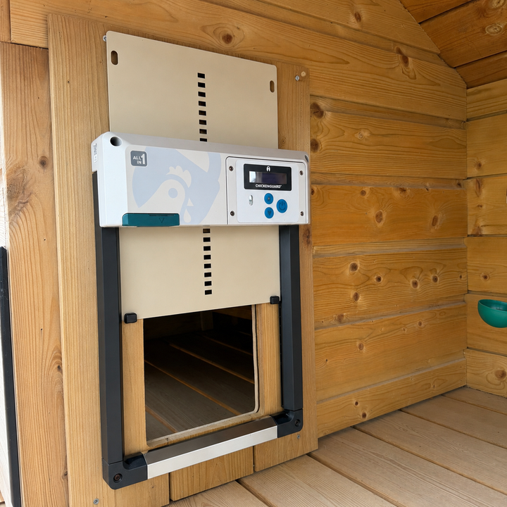 Chickenguard all in one op houten kippenhok gemonteerd