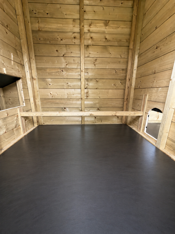 Betonplex bodem in het nachthok blank hout
