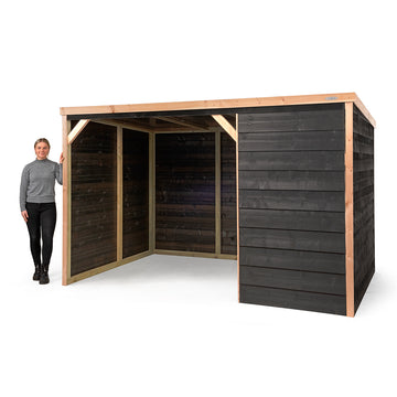 Houten Douglas Schuilstal November | Voldux naast persoon